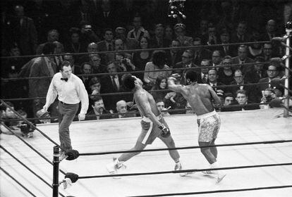 Joe Frazier (d) acierta un gancho izquierdo sobre Muhammad Ali durante la primera de sus tres peleas en el Madison Square Garden en Nueva York, en 1971.
