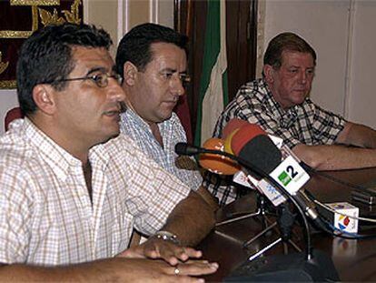 Juan Manuel de Jesús, en el centro, durante su comparecencia de ayer en Barbate.