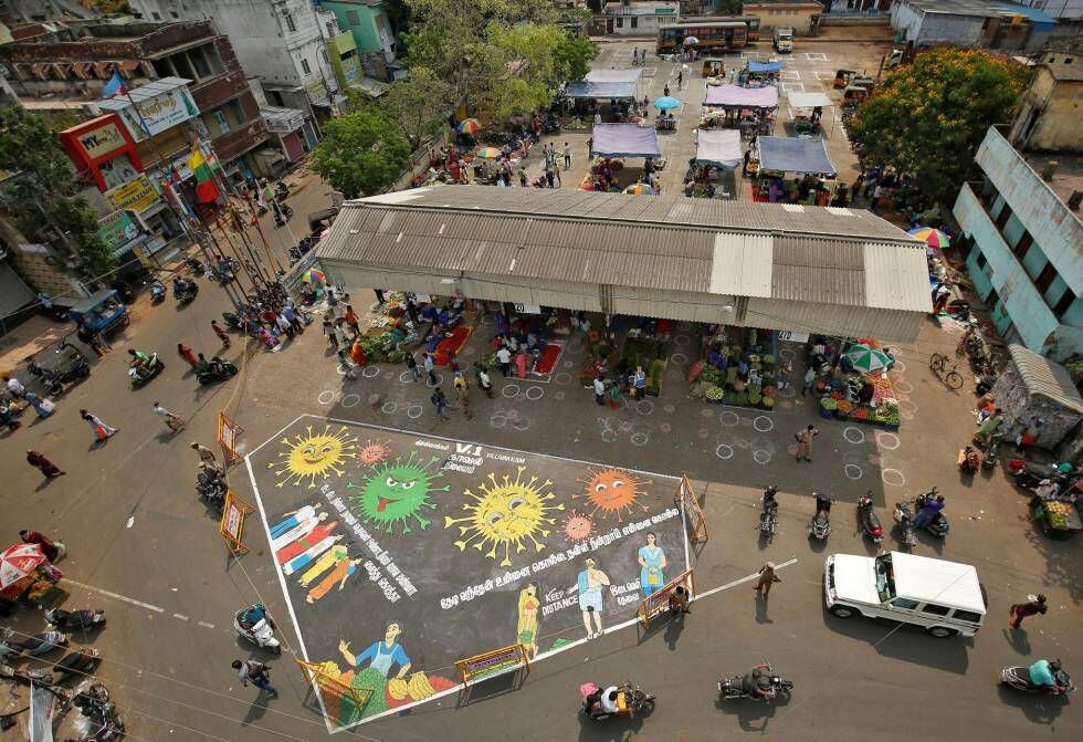 Marcas hechas con tiza en el pavimento en un mercado de vegetales en Chennai, India.