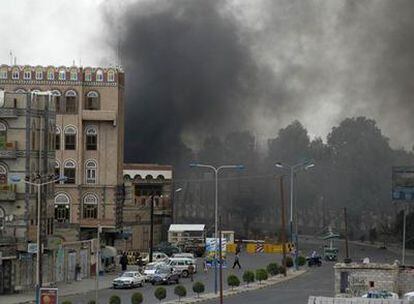 Una humareda se alza junto a la embajada de EE UU en Yemen poco después del atentado.