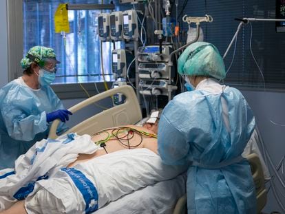 El personal sanitario atiende a un paciente ingresado en la UCI del hospital Josep Trueta de Girona, en 2020.