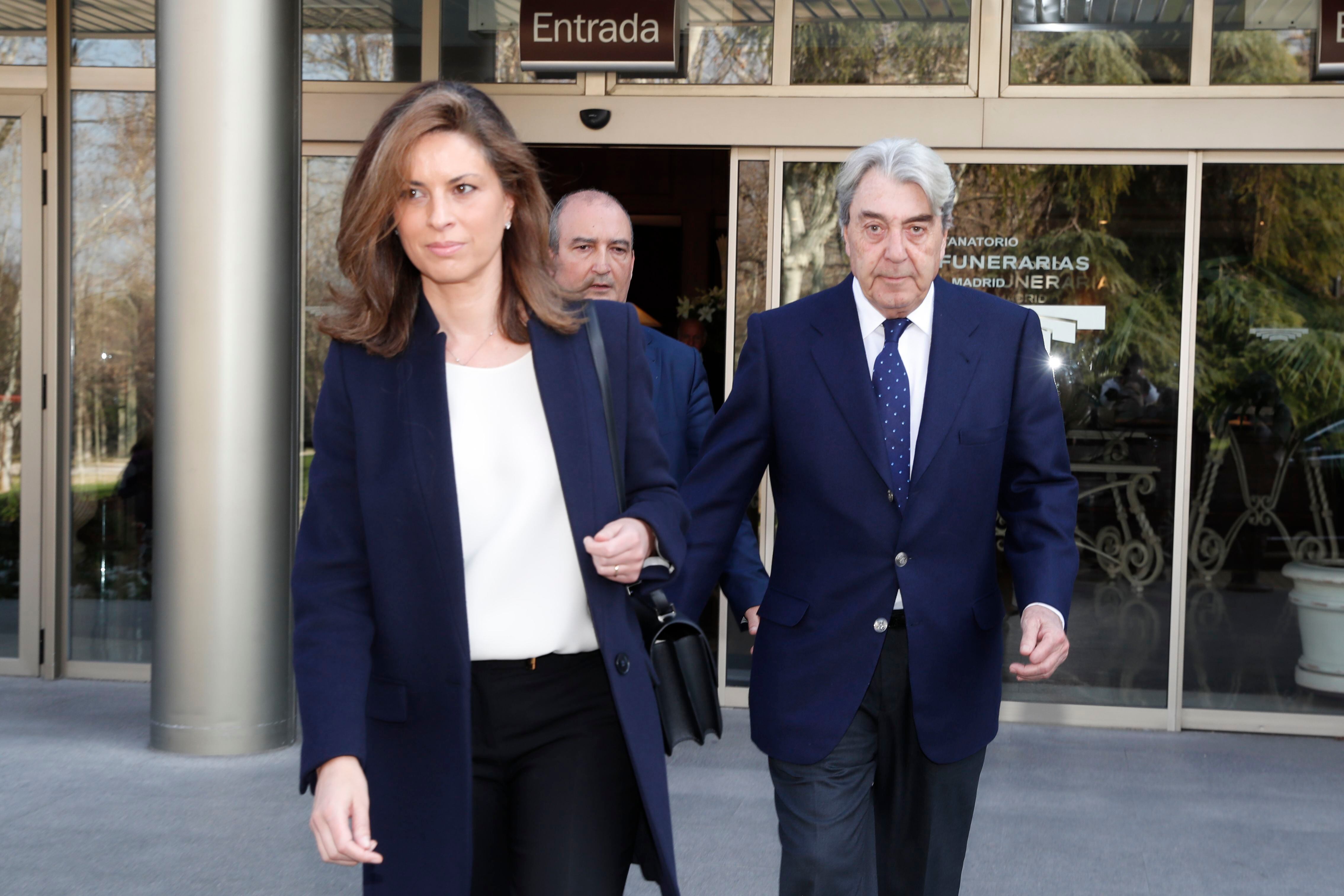 Alberto Cortina y su pareja, Elena Cue, en Madrid en febrero de 2020.