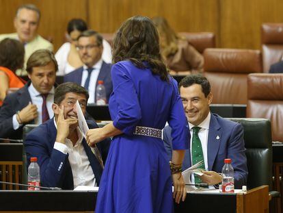 La portavoz de Vox en el Parlamento andaluz, Macarena Olona, des espaldas y delante del vicepresidente andaluz en funciones, Juan Marín, y el presidente en funciones, Juan Manuel Moreno, este jueves en Sevilla.