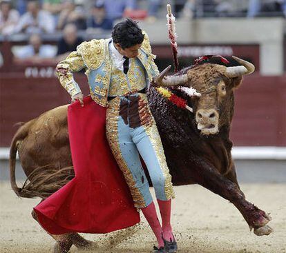 El novillero mexicano Sergio Flores durante una de sus faenas de muleta.