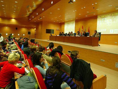 Intervinientes y asistentes al debate sobre la reforma del Estatuto catalán en la Universidad Complutense.