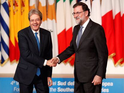 Paolo Gentiloni saluda a Mariano Rajoy en una cumbre europea. 