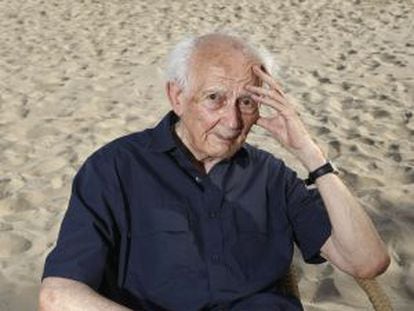 El pensador polaco Zygmunt Bauman, en la playa de Voramar. 