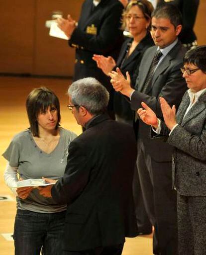 Saura entrega la Medalla de Oro a la viuda de Ramon Espinet, uno de los cinco bombero fallecidos en el incendio de Horta de Sant Joan