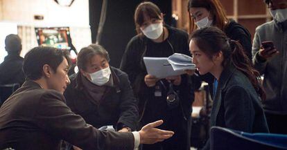Park Chan-wook, en cuchillas y con mascarilla, en el rodaje de 'Decision to Leave'.