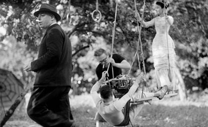 Fotografía del rodaje de 'Una partida de campo' (1936), de Jean Renoir, que aparece en primer plano.