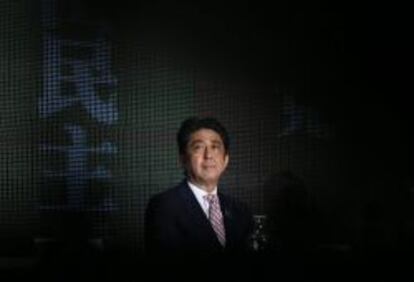 El primer ministro japon&eacute;s, Shinzo Abe, asiste a un debate pol&iacute;tico con l&iacute;deres de otros partidos pol&iacute;ticos en un programa emitido en directo por Internet en Tokio (Jap&oacute;n) el viernes 28 de junio de 2013. 