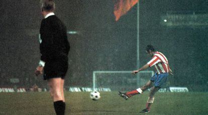 Luis Aragon&eacute;s marca el &uacute;nico gol de Atl&eacute;tico en la final de 1974