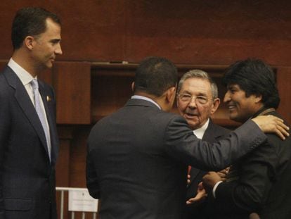 Evo Morales, Raúl Castro y Hugo Chavez se abrazan ante la mirada de Felipe VI en una cumbre en la toma de posesión del presidente ecuatoriano en 2009. 