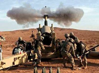 <i>Marines</i> estadounidenses disparan contra posiciones de la insurgencia en la provincia de Al Anbar.