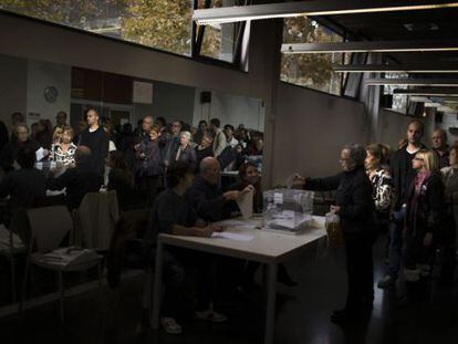 Votantes esperando el turno en un colegio electoral de Barcelona.