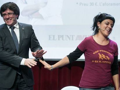 Puigdemont y Gabriel sonríen al finalizar el coloquio tras darse la mano y evitar abrazarse.