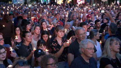 Una multitud asiste al homenaje a las víctimas del tiroteo masivo en Dayton, Ohio, el 4 de agosto de 2019.