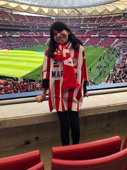 Isabel Yuste posa con bufanda y camiseta del Atlético de Madrid en las gradas del estadio Cívitas Metropolitano el pasado noviembre.