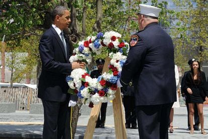 El presidente Obama deposita una corona de flores en la zona cero de Nueva York en homenaje a los fallecidos el 11-S.