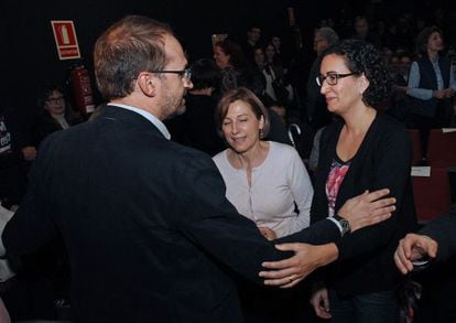 Joan Herrera saludando ayer a Carme Forcadell y Marta Rovira antes del acto.