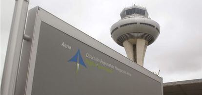 Imagen de la torre de control del aeropuerto de Madrid-Barajas. 