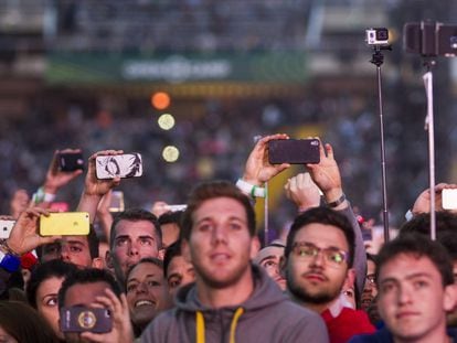 Espectadores graban con sus móviles uno de los conciertos de Coldplay en Barcelona.