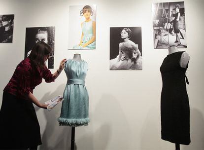 Dos de los vestidos de Audrey Hepburn que se pondrán a la venta en Londres.