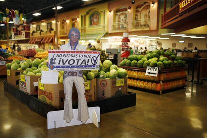 Cartel en espa&ntilde;ol instando a votar en un supermercado en Las Vegas, Nevada, un Estado clave