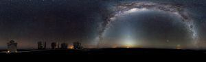 La Vía Láctea en el cielo del observatorio de Paranal (Chile), con los cuatro grandes telescopios VLT del Observatorio Europeo Austral (ESO).