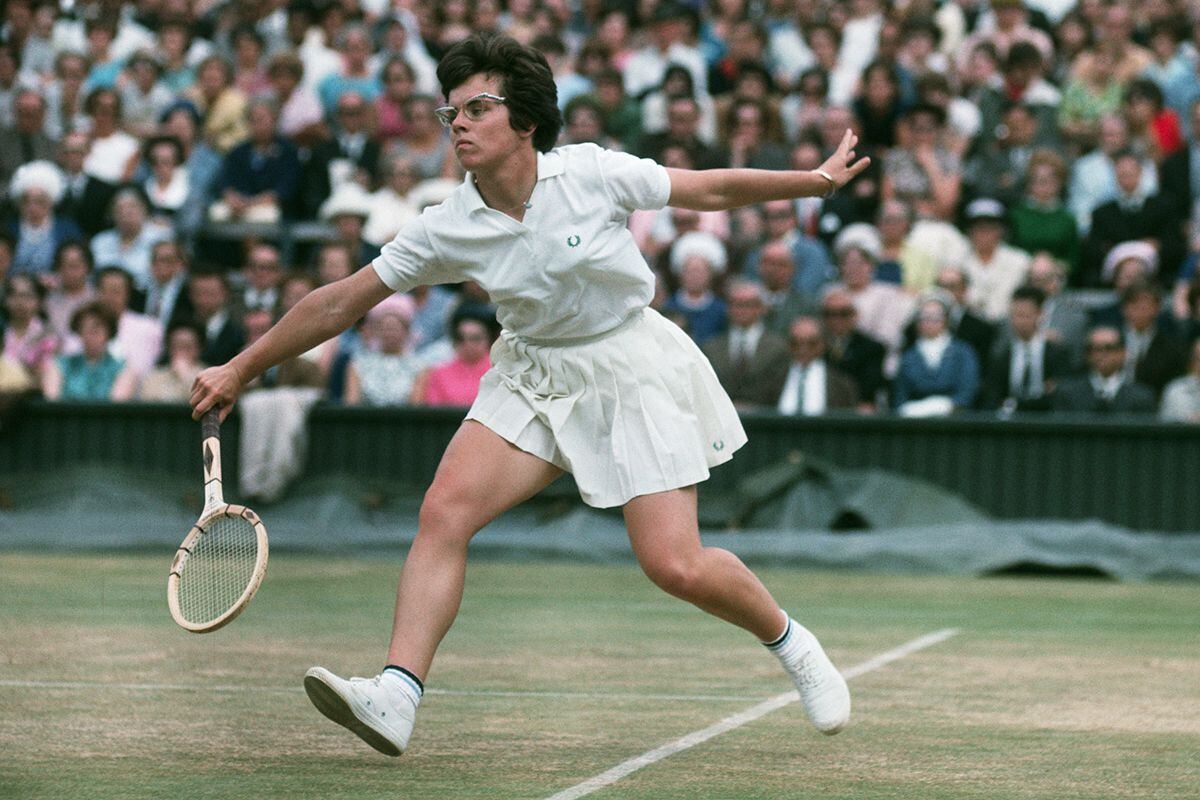 La tenista Billie Jean King en el torneo de Wimbledon de 1965 con polo y falda plisada de Fred Perry.
