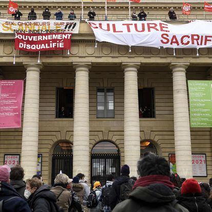 Pancartas de protesta en el teatro Odéon de París en marzo pasado por el cierre de los teatros en Francia.