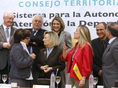 Trinidad Jiménez, de rojo, en la foto de familia de su primer Consejo Territorial sobre Dependencia.
