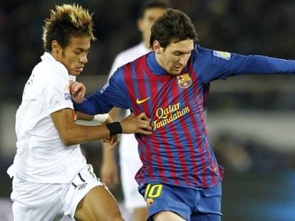 Neymar pugna con Messi en la final del Mundialito de 2011 entre el Bar&ccedil;a y el Santos.