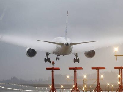 Un avión de la aerolínea noruega Norwegian aterriza en el aeropuerto de Oslo (Noruega).