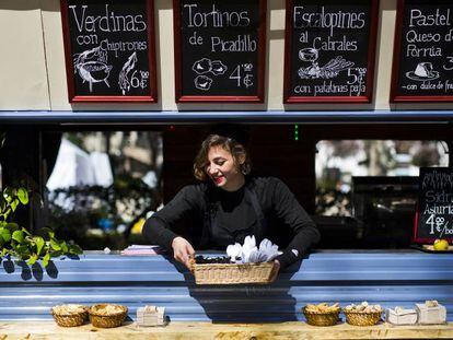 Un cami&oacute;n vende comida en Azca, el distrito financiero de Madrid. 
