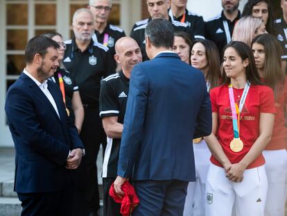 Pedro Sánchez saluda a Luis Rubiales durante la recepción del presidente del Gobierno en funciones a la selección de fútbol femenino, este martes en Moncloa.