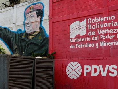 El logo de la petrolera estatal de Venezuela jungo a un mural del fallecido presidente Hugo Ch&aacute;vez.