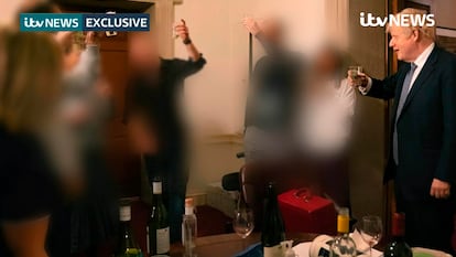 El 13 de noviembre de 2020, Johnson brindaba en una fiesta en Downing Street. La filtración de las numerosas celebraciones llevadas a cabo en la residencia oficial del primer ministro, en pleno confinamiento de Reino Unido por la covid, ha supuesto un enorme escándalo político que ha precipitado su caída en popularidad.