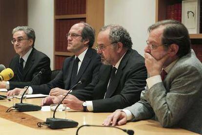 De izquierda a derecha, el rector de la UAM, José María Sanz; el ministro de Educación, Ángel Gabilondo; el presidente de PRISA, Ignacio Polanco, y el consejero delegado del Grupo, Juan Luis Cebrián.