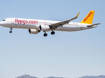 Un avión de la aerolínea Pegasus se prepara para aterrizar en el aeropuerto de Barcelona, en una foto de archivo.