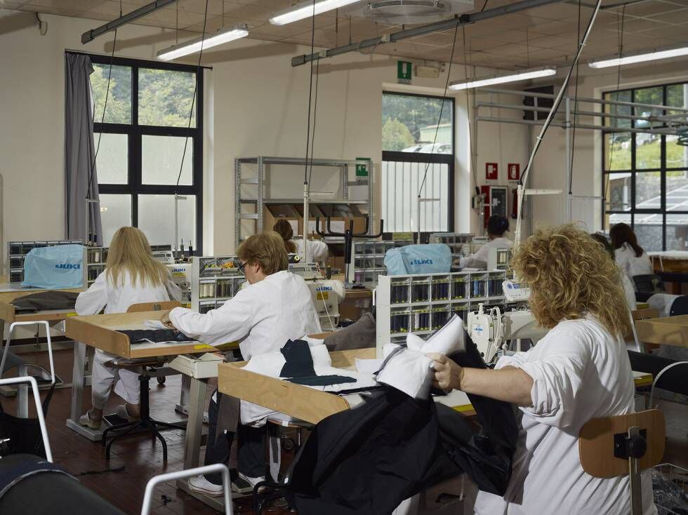 Medio centenar de costureras trabajan en la fábrica de Lesa.
