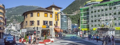 Panorámica de una de las plazas principales de Andorra La Vella, capital del Principado.