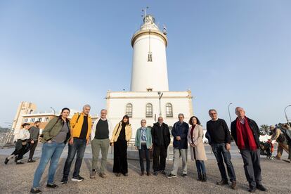 Miembros de la plataforma Defendamos Nuestro Horizonte junto a La Farola, lugar donde irá el rascacielos.