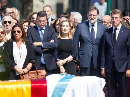 El expresidente del Gobierno, Mariano Rajoy, la presidente del Congreso, Ana Pastor , y el presidente de la Xunta, Alberto Nuñez Feijóo, durante el entierro.