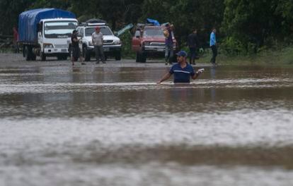Un hombre camina por una carretera inundada en Okonwas, Nicaragua, el miércoles 4 de noviembre de 2020.