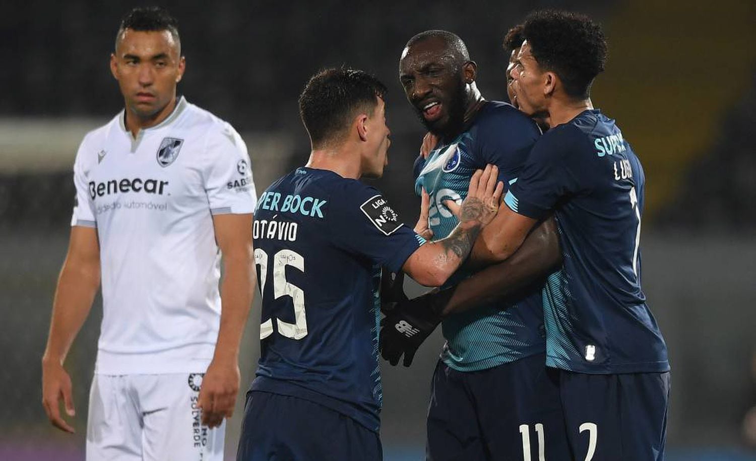 Moussa Marega trata de abandonar el partido entre el Oporto y el Vitoria de Guimaraes tras recibir insultos racistas.