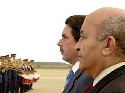 El primer ministro marroquí, Abderramán Yusufi (derecha), junto con José María Aznar en mayo de 2000.