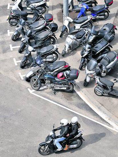Motos estacionadas en una calle de Barcelona.