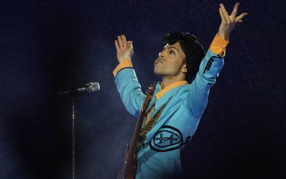 Prince, en su actuaci&oacute;n durante la media parte de la Super Bowl en 2007.