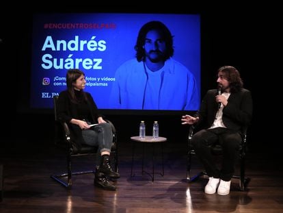 Andrés Suárez en un momento de la presentación de su disco 'Viaje de vida y vuelta' con un grupo de suscriptores de EL PAÍS en el Teatro Real de Madrid.